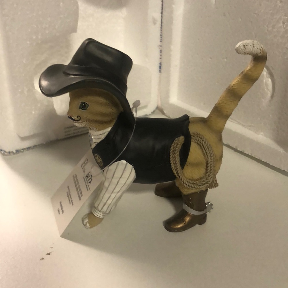Hamilton Collection…Sheriff S. Purrs statue.